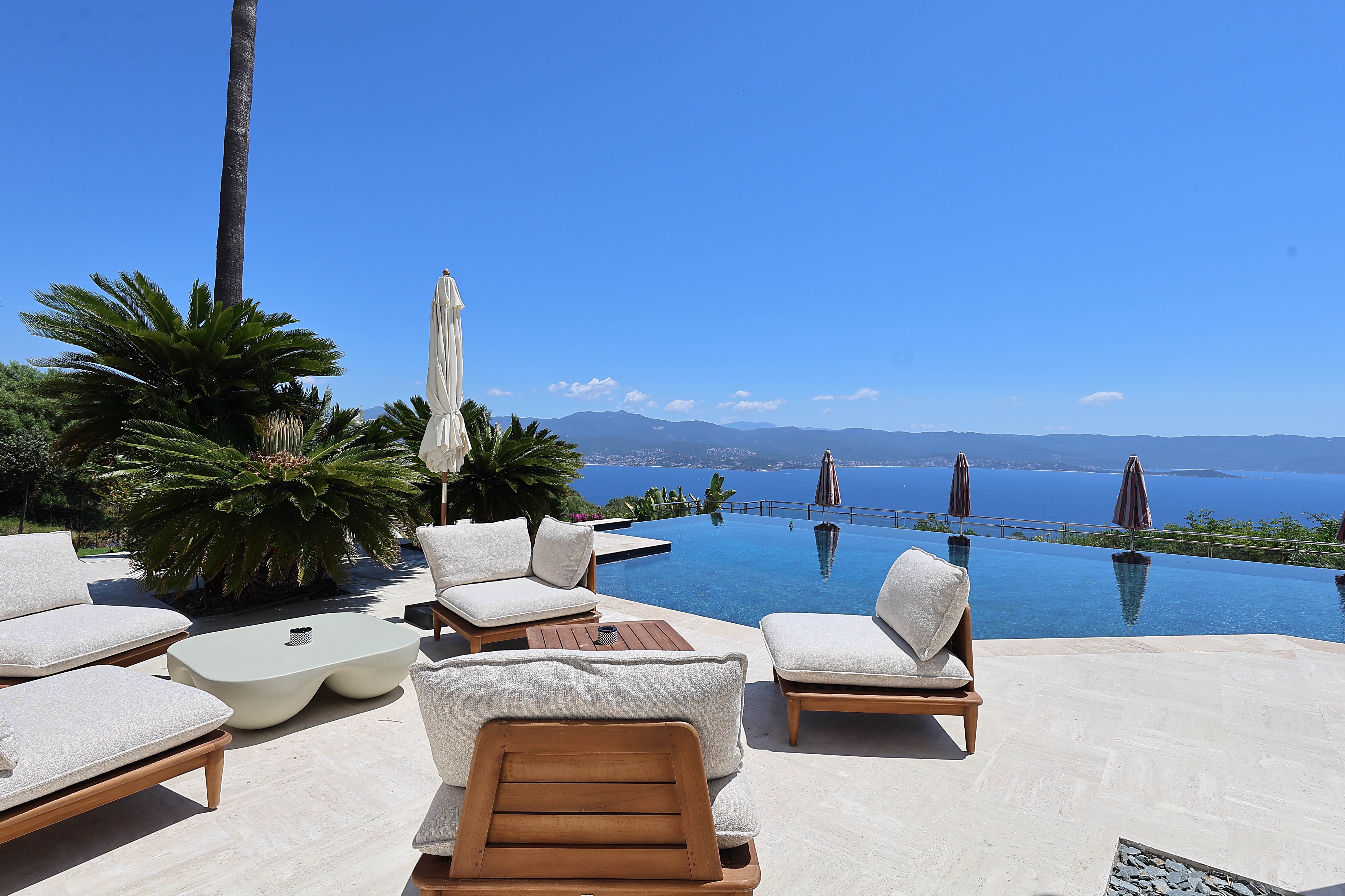 Intérieur raffiné d'une villa corse avec vue mer