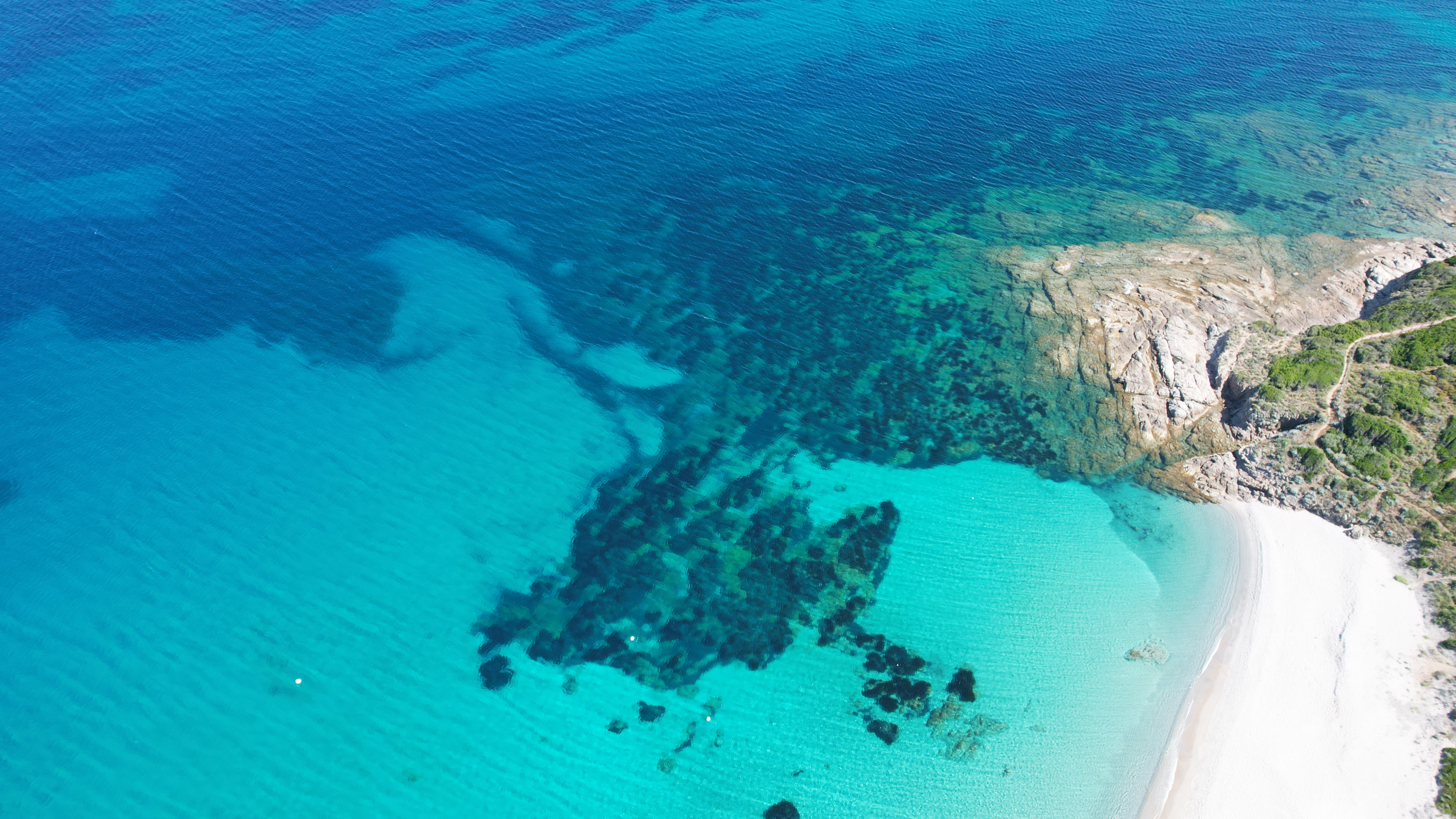 Lumière dorée sur le littoral de l'extrême sud de la Corse