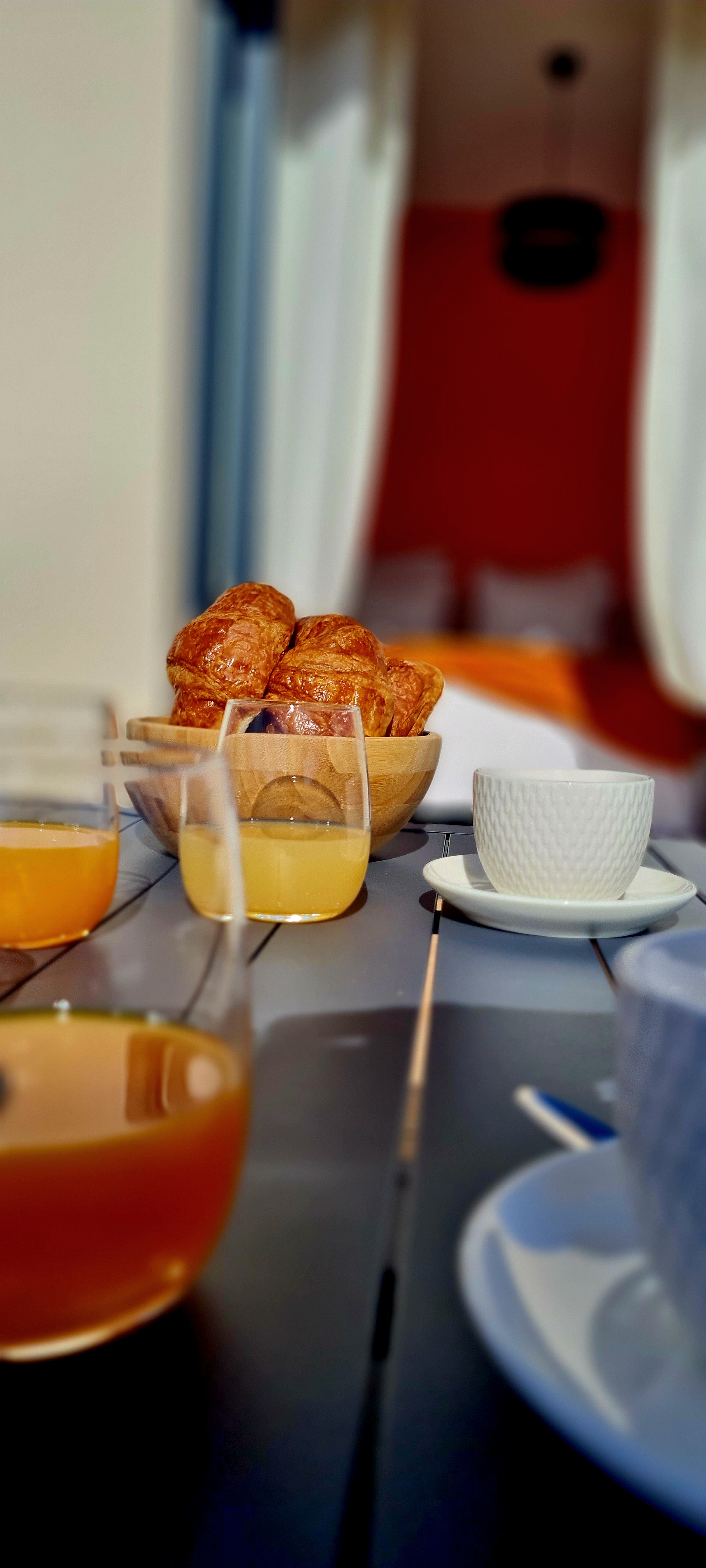 Petit-déjeuner d'accueil sur une terrasse en pierre face à la mer